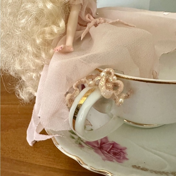 VINTAGE, TEACUP FAIRY. PORCELAIN DOLL, DRESSED IN PINK. MADE IN GERMANY. - Picture 4 of 10